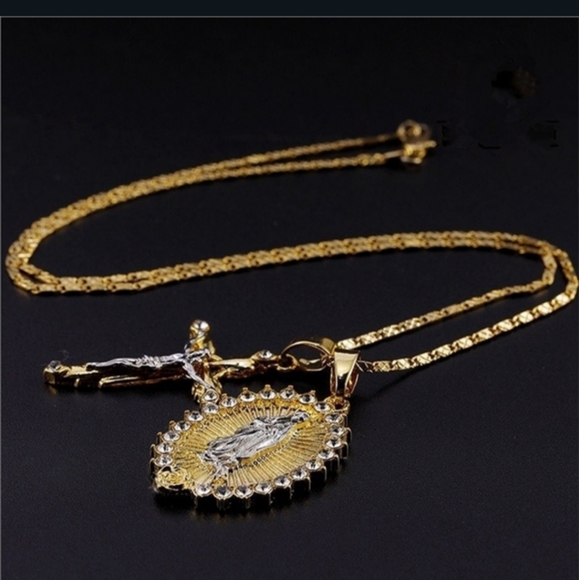 18 karat gold plated Crystal rhinestone cross pendant & 18 inch Chain - Picture 5 of 9